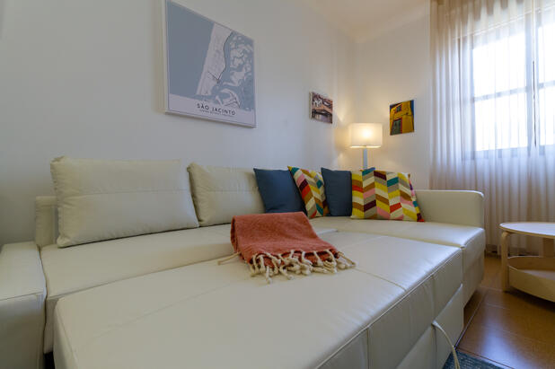 Ausziehbares Sofabett (für 2) im Wohnzimmer (Appartment A, Erdgeschoss)