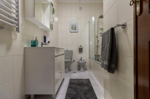 Bad mit Dusche, WC, und Bidet in Appartment A (Erdgeschoss)