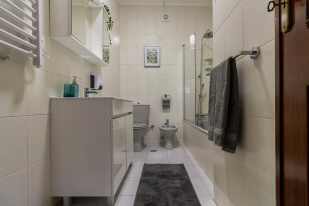 Bad mit Dusche, WC, und Bidet in Appartment A (Erdgeschoss)