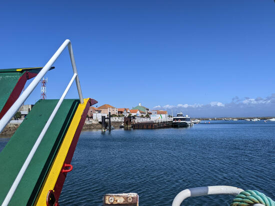 Übersetzen nach São Jacinto mit der Fähre von Forte da Barra